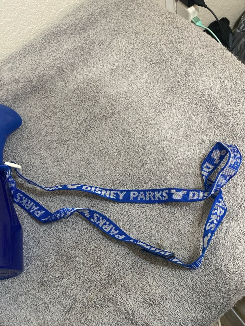 🪿2006 Disney Parks Misting Water Spray Bottle with a fan and lanyard! - Picture 5 of 9